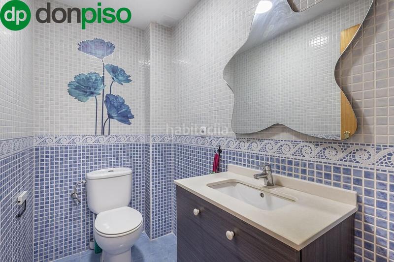 Foto adf289c1-5dfb-49dd-985e-1302aed5ab5d. Pis amb aparcament a Centro Salobreña