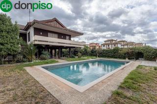 Maison  Avenida huetor vega. Gran casa con parcela y piscina en cájar