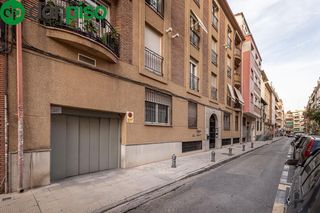 Aparcament cotxe a Calle de azhuma 20. Magnifica plaza de garaje coche pequeño en barrio figares  junto