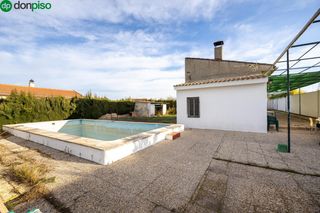 Masia  Camino de las tinajas. Parcela urbanizable con casa y piscina en maracena