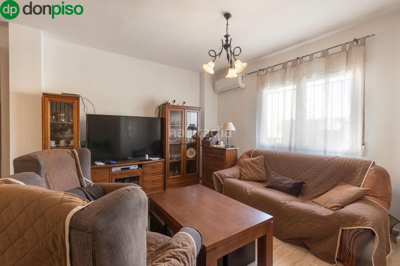 Foto 109445d8-0af3-4d15-876f-1d672f853c4a. Casa adossada amb calefacció aparcament a Ventas de Huelma
