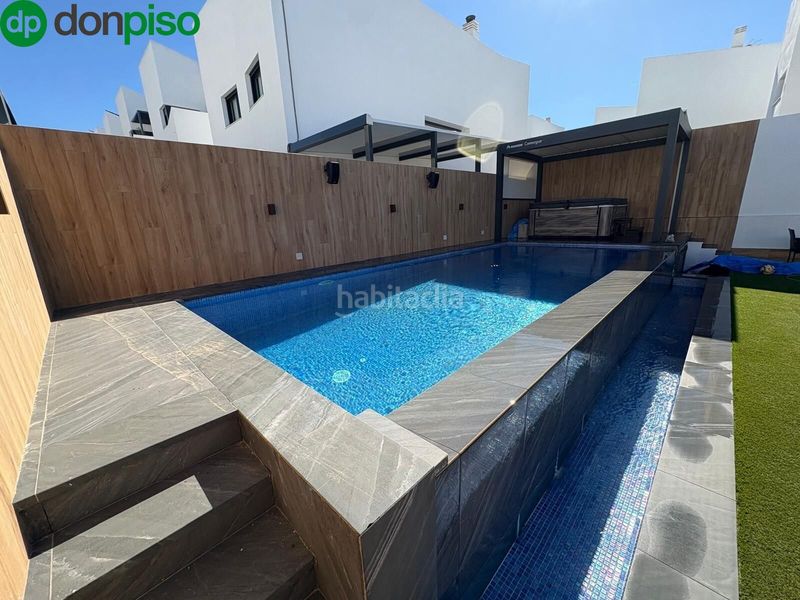 Foto a2bbe7f0-4406-4346-94de-adac0e73779f. Casa adossada amb calefacció aparcament piscina a Albolote