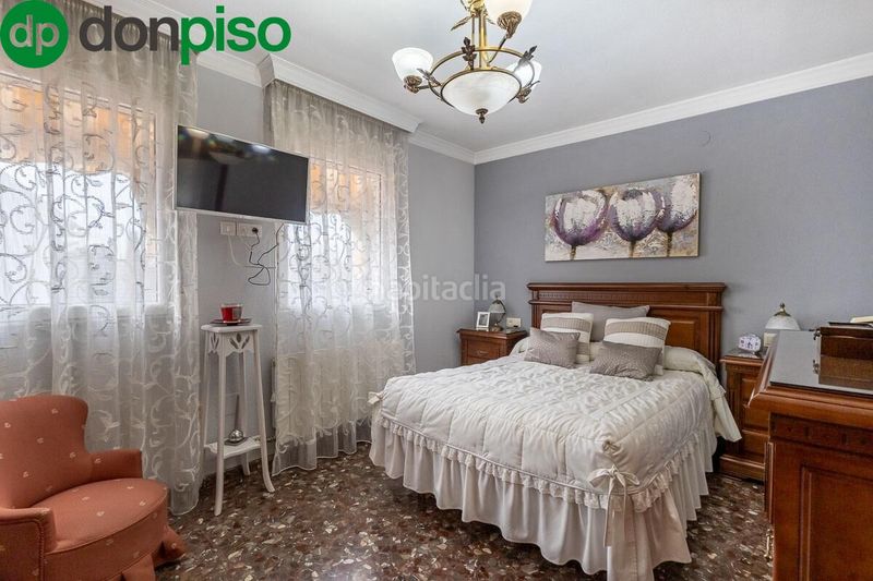 Foto 7346c037-7172-4bb2-88e1-393e617c8201. Casa amb calefacció aparcament a Bola de Oro Granada