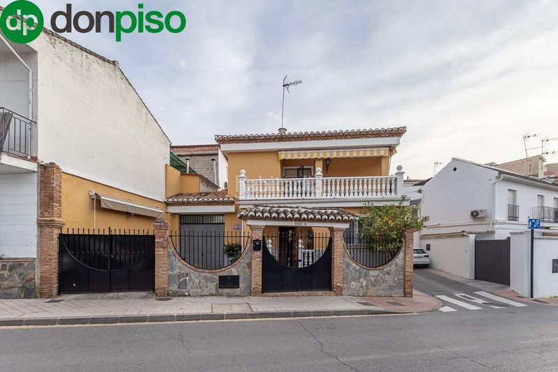 Foto f40daf84-ba72-45de-8b74-abb5de4d1a0f. Casa amb calefacció aparcament a Bola de Oro Granada