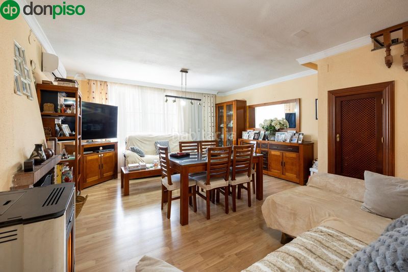 Foto b33b889c-3b78-4352-9078-1202e90eca3c. Casa aparellada amb aparcament piscina a Peligros