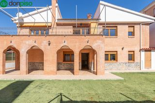 Haus  Calle calle pinos. Propiedad única en monteluz dos casas independientes en una sola