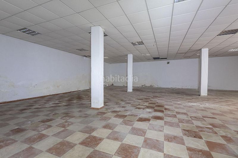 Foto c3d94db1-e495-4d5b-9c07-d71c57f89a68. Local comercial en calle puerta lorca 2 gran local en el corazón , ideal para invertir o para poner tu propio negocio. en Baza