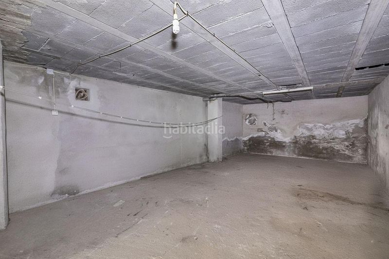Foto c8b39540-87cc-4113-9a34-f8ced8ef707e. Local comercial en calle puerta lorca 2 gran local en el corazón , ideal para invertir o para poner tu propio negocio. en Baza