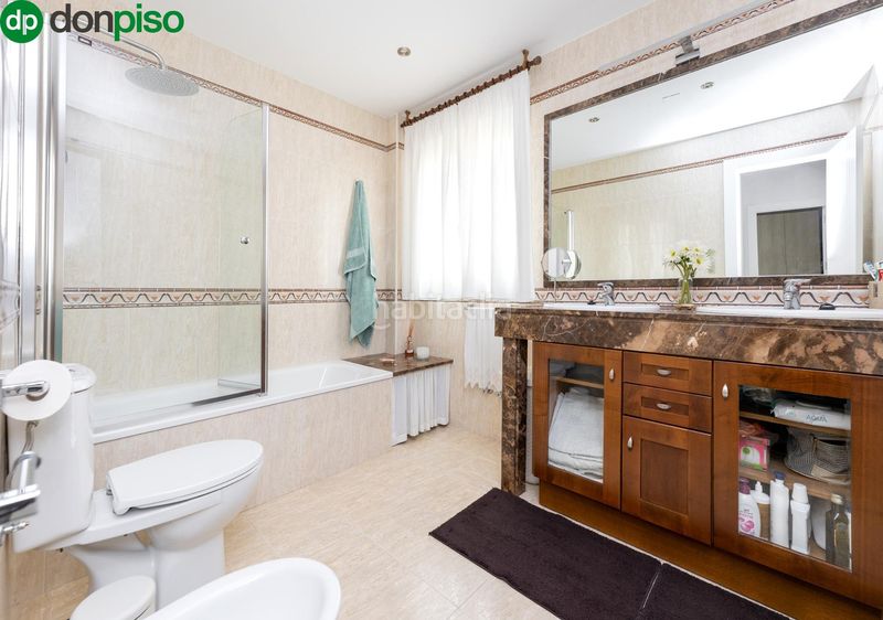 Foto 0b91f5c9-3c83-4e2f-8fb8-51195a91c953. Casa aparellada amb aparcament a Jun