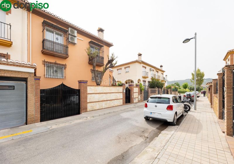 Foto 6973f58d-f195-4e4c-8dc2-e544d7033ce1. Casa aparellada amb aparcament a Jun