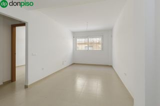 Flat  Calle periodista mesa león. Se vende vpo en pinos puente  junto al cuartel de la guardia civ
