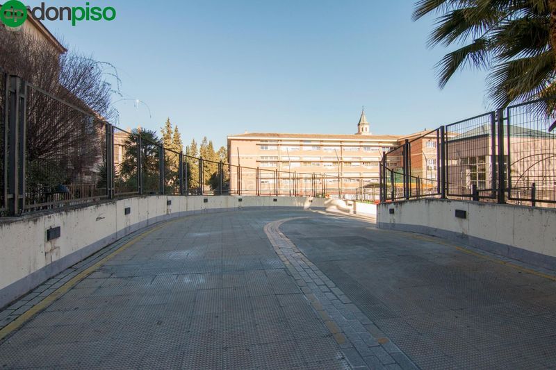 Foto afbba041-222a-46c6-a691-2acd241f04af. Aparcament cotxe a Cervantes Granada