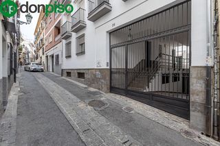 Aparcament cotxe a Calle agua de cartuja 36. Garaje en venta en magnífica zona.