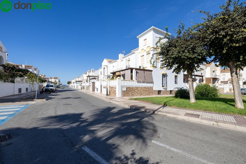 Foto 0ec5e152-90aa-4de7-97d5-e9ff18032575. Casa aparellada a Calahonda - Carchuna Motril