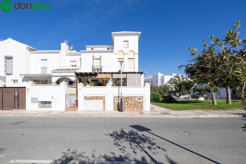 Foto 8a0b670e-76f3-4117-a922-e7d9d6de2438. Casa aparellada a Calahonda - Carchuna Motril