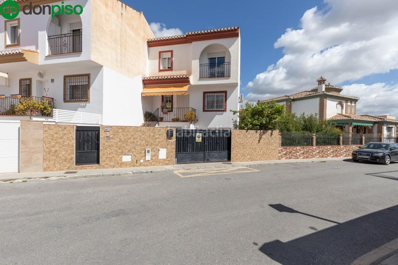 Foto 420eb647-d78f-4a5f-8894-073123f39be6. Casa aparellada amb calefacció aparcament piscina a Gabias (Las)