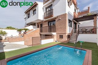 Casa  Calle dinamarca. Casa en carmenes de santo domingo.