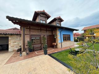 Xalet a Calle la paz 4. Espectacular casa de estilo montañés en hinojedo - suances