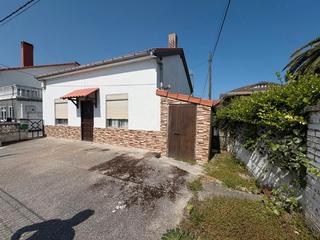 Maison à Avenida san saturnino 148. Casa en hinojedo suances