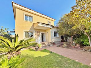 Chalet  Baix maestrat (del). Chalet independiente con piscina en venta en llíria  4 habitacio