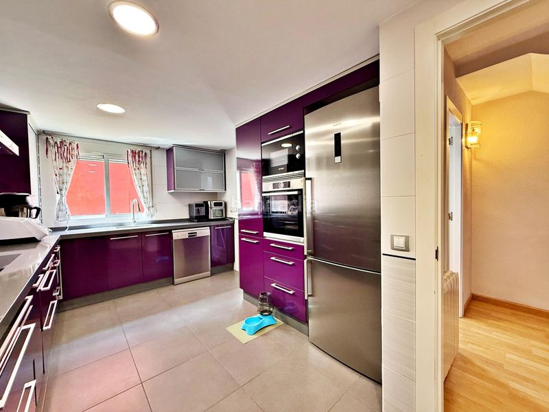 Foto fe7c7b9b-fdeb-4896-9a1f-9a0d7c28a2c2. Casa adossada amb aparcament a Centro Ciudad Paterna
