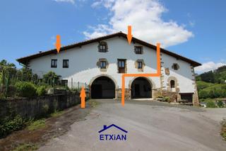 Masia  Barrio irimo barrena. Etxebizitza irimo barrena auzoan, antzuola.