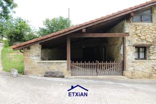 Masía  Urruxola auzoa auzoa. Urrexola auzoa. baserria eraikinaren erdia paraje zoragarrian!