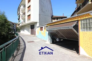 Parking voiture  Atzeko kalea 10. Aukera aparkaleku plaza irekia oñatiko zentruan.