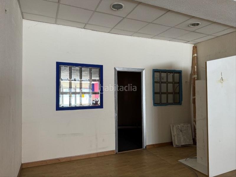 Foto cc475be0-fefd-4c6d-943c-4cc5ba5aef76. Alquiler local comercial en avenida de cervantes 25 en Avilés