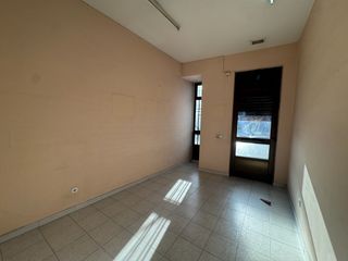 Local Comercial a Plaza de los Cuatro Caños 1*