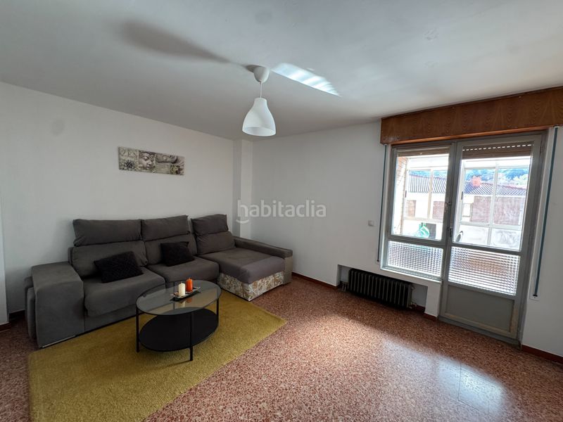 Foto c6362ede-3452-484e-9809-4c8ffb6962e4. Pis amb calefacció aparcament a Lena