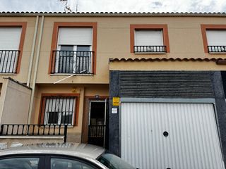Reihenhaus in Calle fray luis de león 34. Dúplex con patio y garaje en malagón