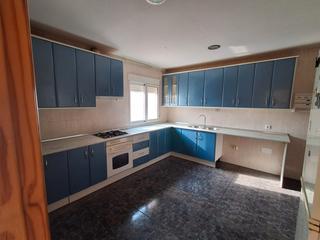 Casa a Calle entredicho 4. Pareado de dos plantas en zona residencial – espaciosa, cómoda y