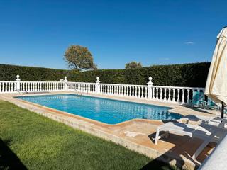 Chalet à N/a. Chalet con piscina, apartamento de invitados y jardín en finca r
