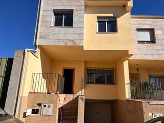 Casa adossada a Calle el alamillo 26. Hermosa vivienda unifamiliar adosada en villarubia de los ojos