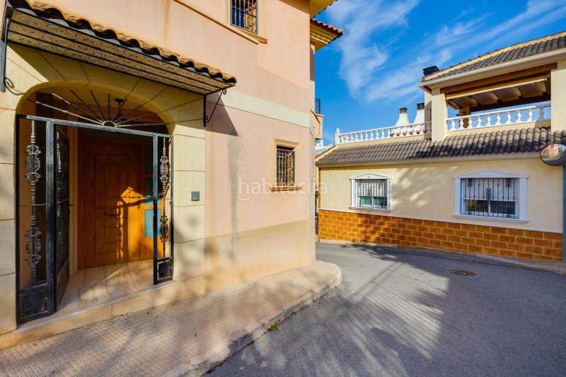 Foto 99f77ed6-25cb-4035-8cb9-ad1efb139cf6. Casa adossada a calle cortés valencianas 22 a Rojales