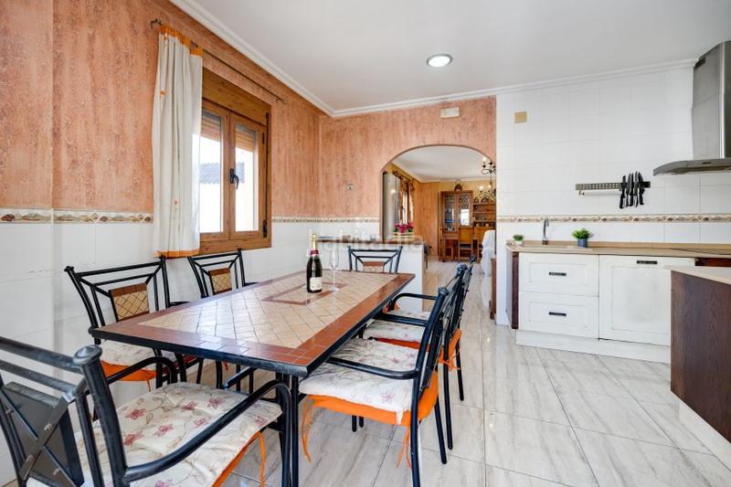 Foto c87793c2-4f29-4597-ac0d-98f3b26ba273. Casa adossada a calle cortés valencianas 22 a Rojales