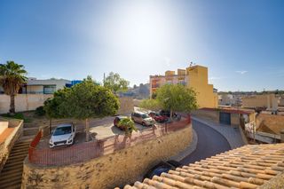 Casa adosada en Calle cortés valencianas 22. ¡descubre la casa de tus sueños en el corazón de rojales!