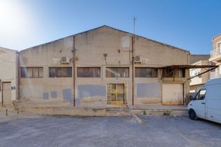 Bâtiment à usage industriel à Calle romero 9. Se vende amplio local en esquina en rojales