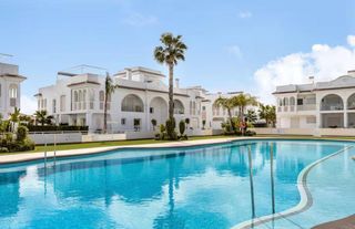 Casa adossada a Avenida de málaga 34. Moderna y elegante propiedad en planta baja