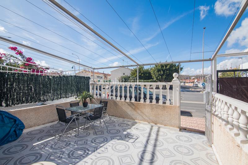 Foto 50522257-4c1b-4bb6-8ba8-bdef25bab794. Casa adosada en avinguda verge del pilar 54 en Gran Playa Santa Pola