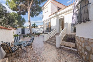 Chalet in Calle triángulo 43. **chalet independiente en ciudad quesada, rojales**