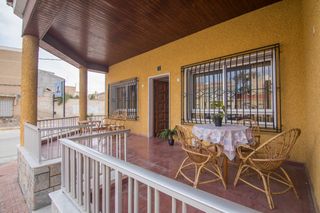 Xalet a Calle garcía morato 1. Gran casa con parcela en pleno centro de cox