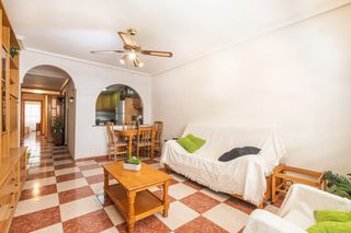 Flat in Calle castellón 4. Local comercial habilitado como piso