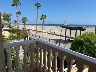 Lloguer Casa adossada a Avinguda vicente blasco ibañez 57. Chalet adosado en primera línea de playa