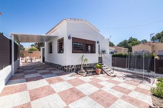 Chalet  Calle parís 37. Casa independiente totalmente reformada en esquina con parcela