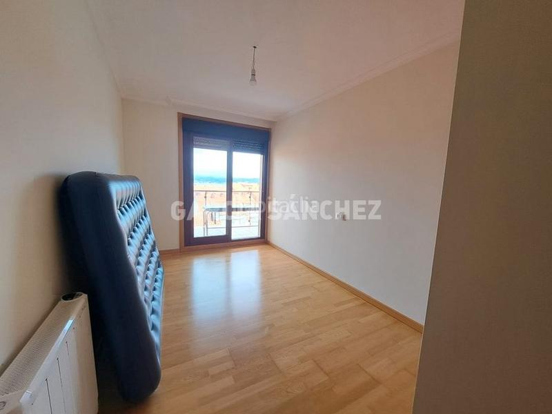 Foto edeb2a79-afbe-4fc7-9e61-0fadf5e6ce7d. Apartament amb aparcament a Boiro