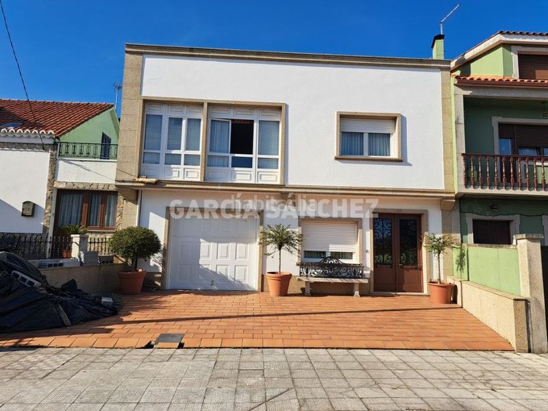 Foto b67cbe75-fafa-46a1-9eba-872dd8690ea1. Doppelhaus in rua 1 angustia 8 in Pobra do Caramiñal (A)