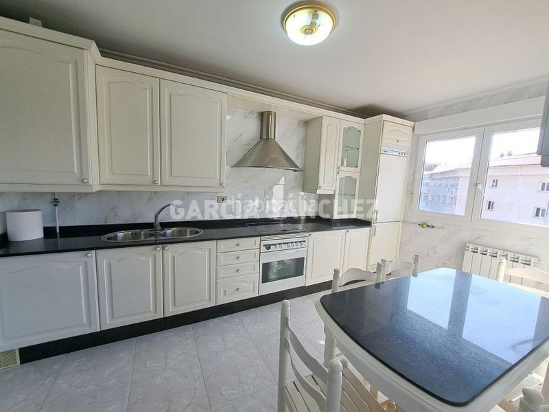 Foto 0af1826a-eb47-41ca-9ffd-7ec9067683e1. Pis a avenida da constitución 73 a Boiro