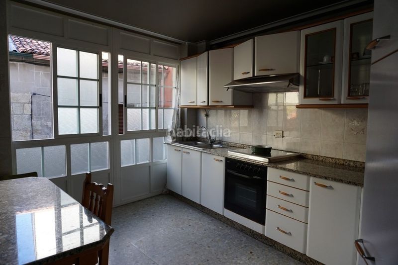 Foto ee048a81-52c9-436e-b1e8-d9d3c0d0cd20. Casa adosada en rúa da praciña 32 en Rianxo